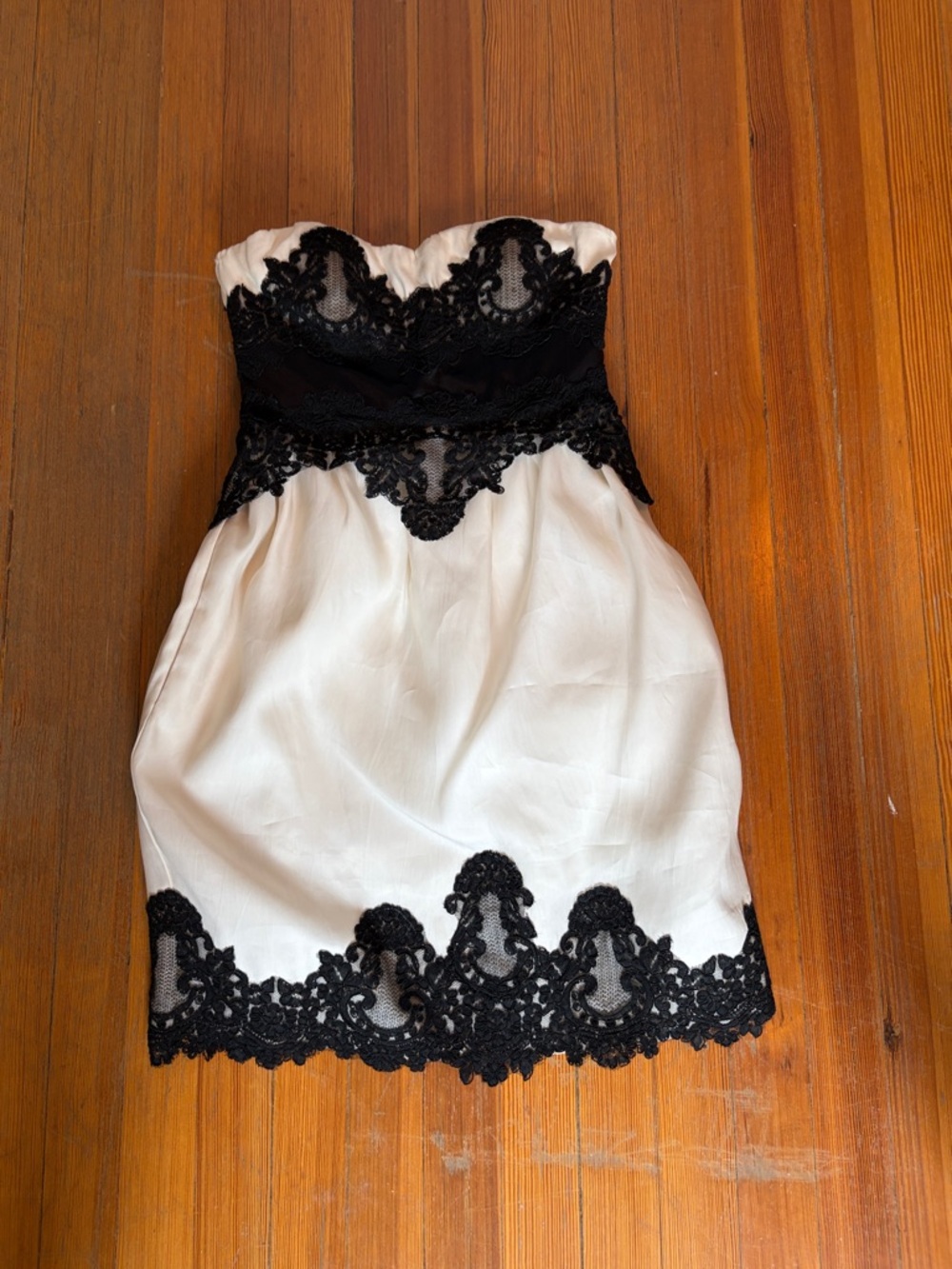 NWT Vivienne Tam White Strapless Dress with Black Lace Trim
